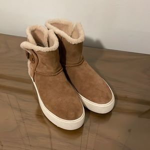 UGG Lynus Boot with buckle, lined. EUC